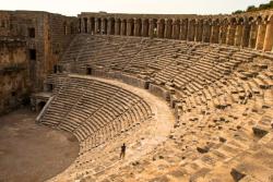 Divadlo Aspendos, Side
