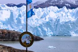 Ľadovec, kopce, voda a vlajka Argentíny v El Calafate. Argentína. Foto: unsplash.com