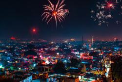 Vysvietené mesto počas sviatku Diwali - Rajasthan, India