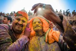 Muži počas festivalu Holi v Indii.