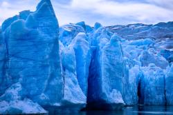 Ľadovce modrej farby a voda. Patagónia. Čile. Foto: unsplash.com