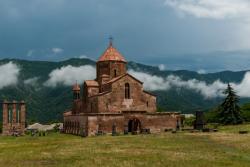 Kostol Odzun a pohľad na hory. Arménsko. Foto: unsplash.com
