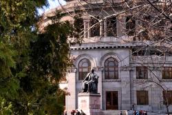 Opera budovy a socha, Yerevan. Arménsko. Foto: unspalsh.com