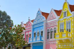 Pastelové poschodové domy v Oranjestad. Aruba