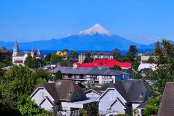 Domy, kostol a vrchol pochrytý snehom v Punta Arenas. Čile. Foto: unsplash.com