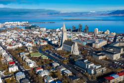 Farebné domy, ulice, kostol a morské pobrežie. Reykjavík. Island. Foto: unsplash.com