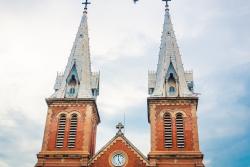 Katedrála Notre Dame s červených tehál. Vietnam