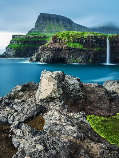 Faerské ostrovy -  pohľad na more a vodopád
