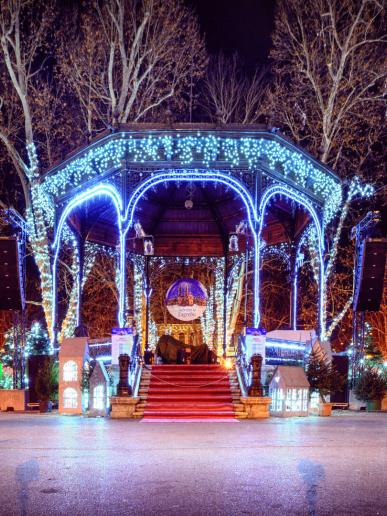 Advent v Záhrebe - vysvietené pódium