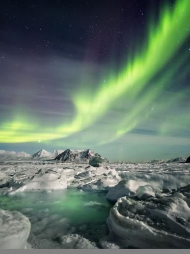 Neobyčajná arktická zimná krajina - zmrazené fjordy a polárna žiara