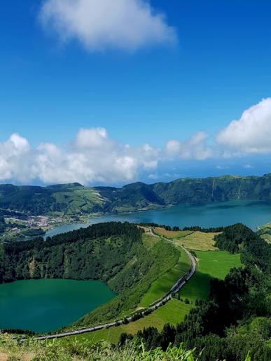 Zelené jazerá a kopce na Azorských ostrovoch.
