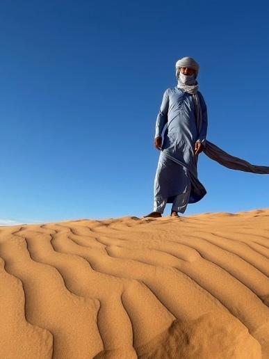 Zahalený muž v púšti v Alžírsku.