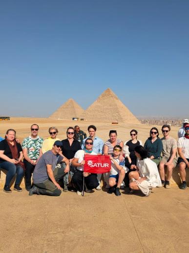 Skupina ľudí CK SATUR pred pyramídami v Gíze.