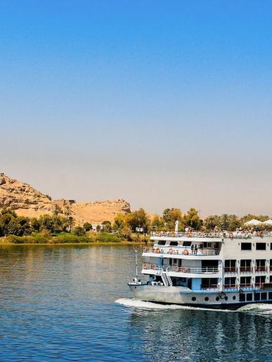 Výletná turistická loď na rieke Níl
