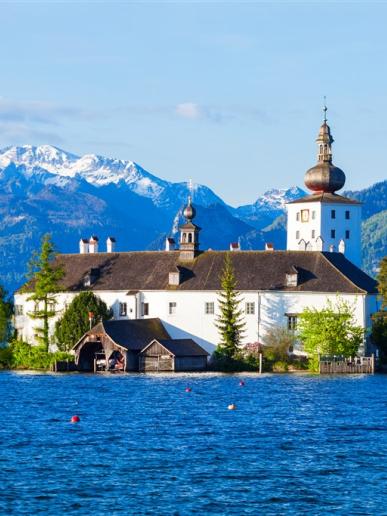 Zámok Ort z diaľky