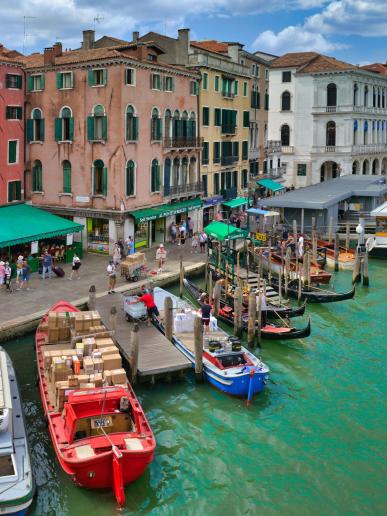 Víkend v Benátkach a okolí - kanál s loďkami