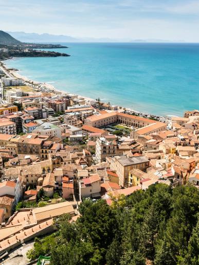 Pobrežie a domy na Sicílii v Cefalú.