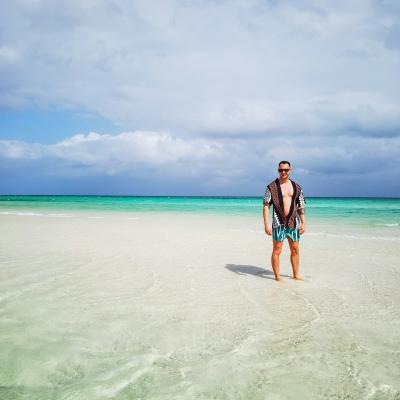 Krásna pláž a more, kde stojí muž. Tunisko. Foto: unsplash.com