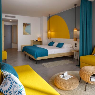 Pekné farebné ubytovanie v hoteli Sunny Baška na ostrove Krk.