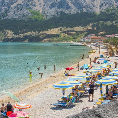 Pláž pred hotelom Sunny Baška na ostrove Krk.