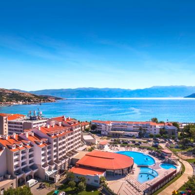 Mesto Baška a hotel Sunny Baška na ostrove Krk.