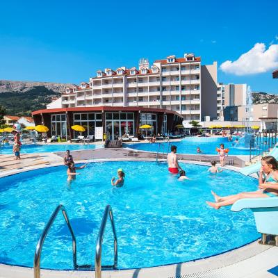 Bazén hotela Sunny Baška na ostrove Krk.