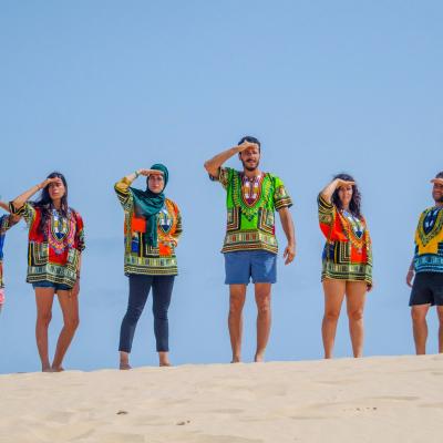 Skupina ľudí na piesku na Sahare v Tunisku.