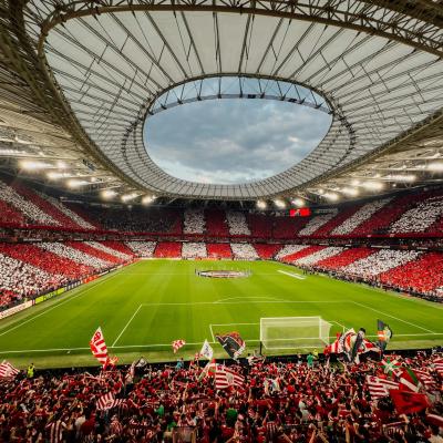 Futbalový štadión s ľudmi.