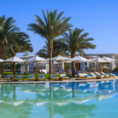 Bazén s lehátkami hotela Baron Palace Sahl Hasheesh v Hurghade.