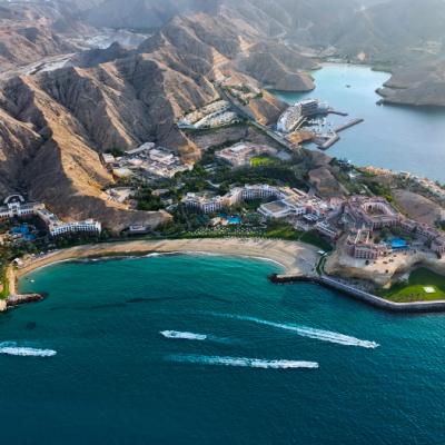 Ománska pláž a hotely pri Muscate.