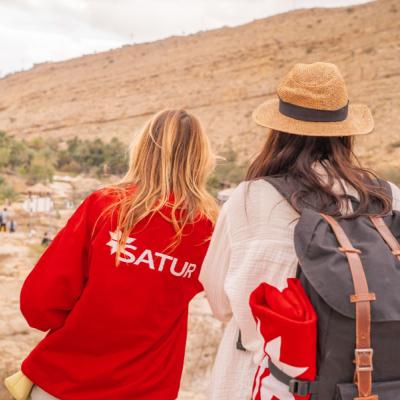 Dve ženy na púšti v Ománe.