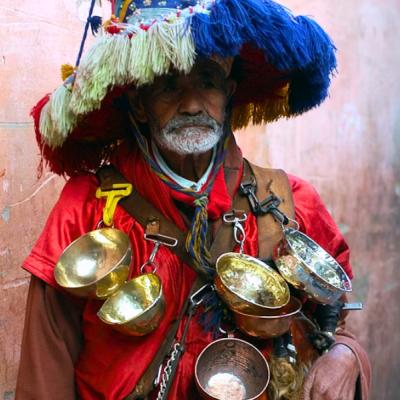 Pouličný predavač vody v Maroku.