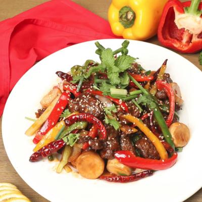 Mongolské hovädzie mäso so zeleninou.