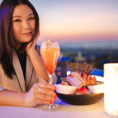 Žena pri drinku v hoteli v Spojených arabských emirátoch.