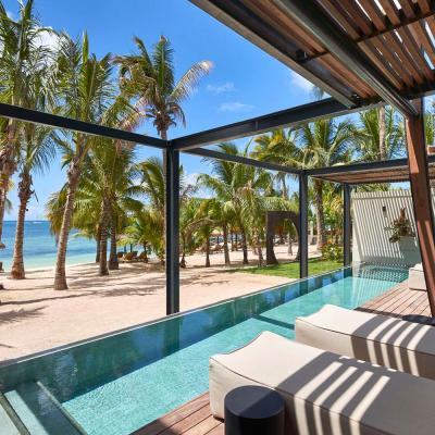 Vilka a bazén priamo na pláži hotela LUX Grand Baie. Maurícius.