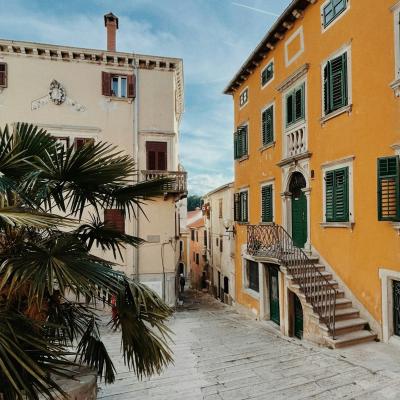 Farebné domy v meste Rabac.