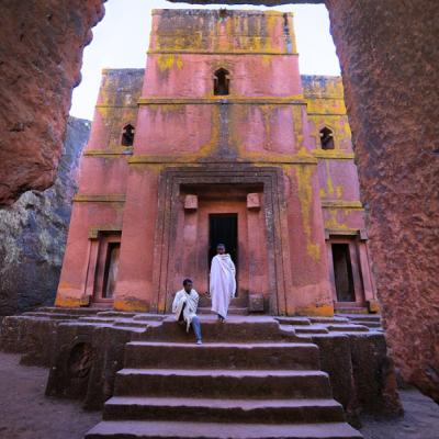 Kostol sv. Juraja v Lalibele a dvaja kňazi.