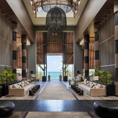 Vstupná hala hotela LUX Grand Baie. Maurícius.