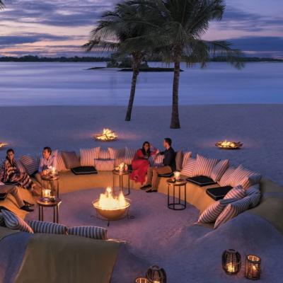Večerné posedenie na pláži hotela Shangri-La´s Le Touessrok Resort & Spa.