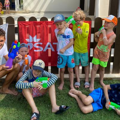 Deti a animátor sa hrajú v hoteli.