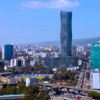 Pohľad na moderné mesto Addis Abeba s vysokými budovami.