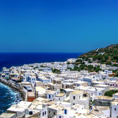 Biele domy v Mandraki a more na ostrove Nisyros.