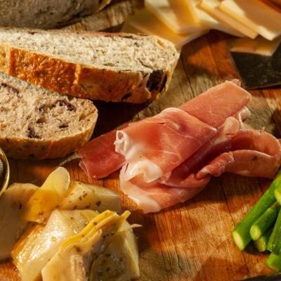 Špargľa, syry a prosciutto.