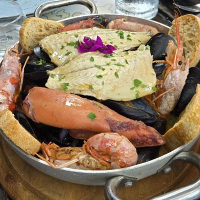 Guláš z rôznych druhov rýb a morských plodov na ostrove Elba.