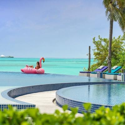 Bazén a more. Maldivy.