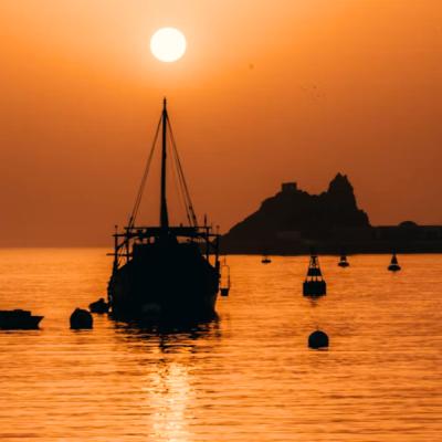 Západ slnka v Muscate na mori.