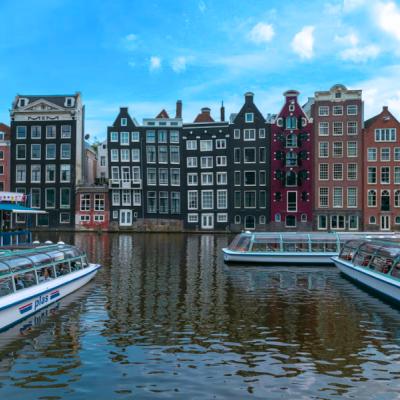 Domy v Amsterdame a lode.