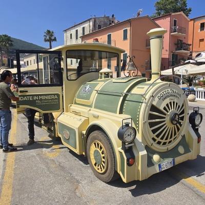 Vláčik na Elbe a turisti.
