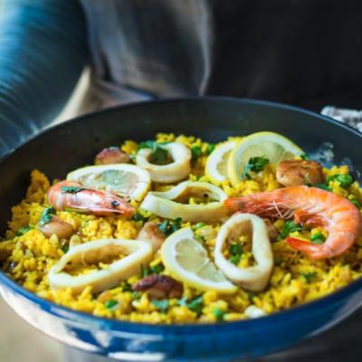 Nádoba s ryžou a morskými plodmi.