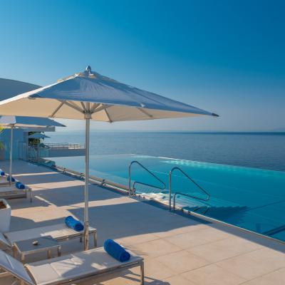 Bazén a slnečníky v hoteli Hilton Rijeka Costabella Beach Resort & Spa.
